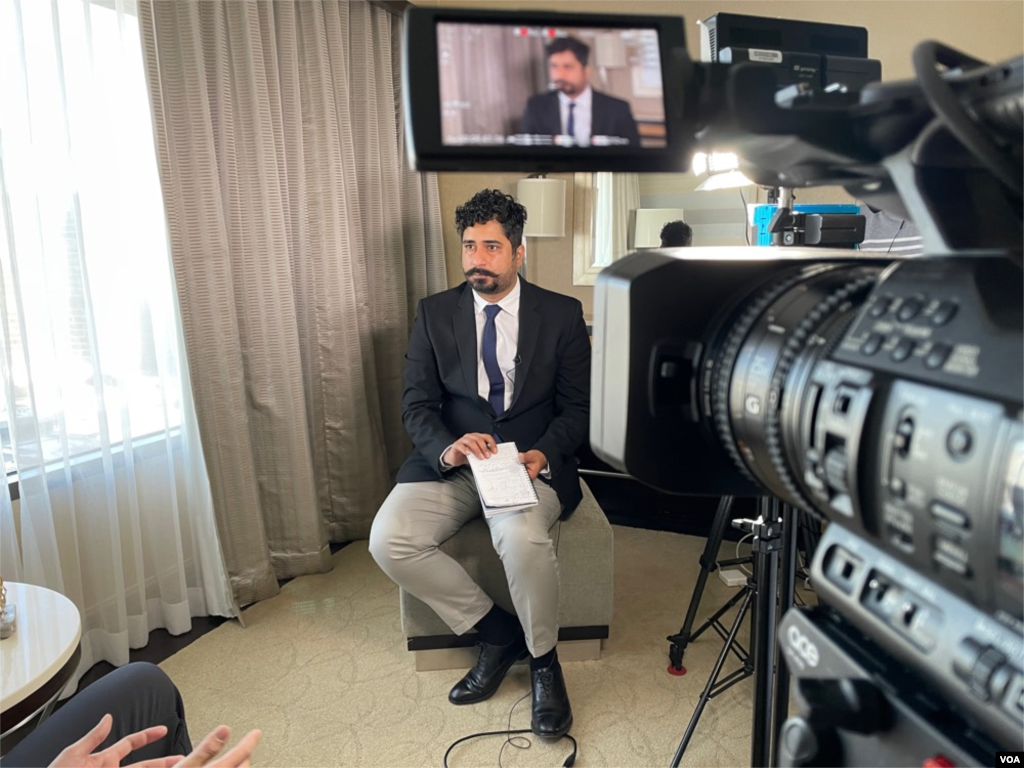 ​پشت صحنه فیلمبرداری مصاحبه بخش فارسی صدای آمریکا ​با آرش مرتب. آروین مرتب و آیدا فرزانه، برادر و زن برادر آرش مرتب، از جان باختگان پرواز پی اس ۷۵۲ بودند.