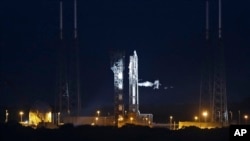 Phi thuyền cũng mang quà Giáng Sinh cho 6 phi hành gia của Trạm Không gian Quốc tế.