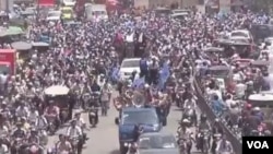 អ្នក​គាំទ្រ​​គណបក្ស​សង្គ្រោះជាតិ​ច្រើន​ពាន់នាក់​ស្វាគមន៍​​លោក​សម រង្ស៊ីពី​ព្រលាន​​យន្តហោះ​អន្តរជាតិ​ភ្នំពេញ​ទៅ​ស្នាក់​ការ​គណបក្ស​