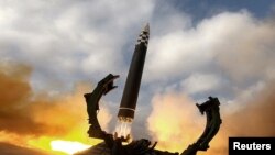 Peluncuran rudal balistik antarbenua (ICBM) dalam foto tak bertanggal ini yang dirilis pada 19 November 2022. (Foto: KCNA via REUTERS)