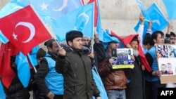 Warga Uighur yang tinggal di Turki menggelar demonstrasi untuk memperingati kerusuhan etnis yang mematikan pada tahun 1997 di Gulja, Daerah Otonomi Uighur Xinjiang di barat jauh China, di Ankara pada 5 Februari 2020. (Foto: AFP)