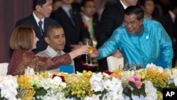 U.S. President Barack Obama watches as Cambodia&#39;s Prime Minister Hun Sen, right, and Australian Prime Minister Julia Gillard toast, East Asia Summit Dinner, Phnom Penh, Nov. 19, 2012.