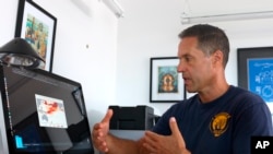 ARCHIVO - El 13 de septiembre de 2019, Greg Asner, director del Allen Coral Atlas del Centro para el Descubrimiento Global y las Ciencias de la Conservación de la U. Estatal de Arizona, revisa datos de temperatura del océano en su laboratorio, cerca del Capitán Cook, Hawaii. 