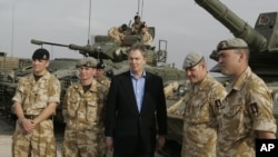 ARSIP – Perdana Inggris saat itu Tony Blair menemui para prajurit di pangkalan logistik Shaibah. Basra, Iraq.