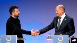 Зборувајќи заедно со германскиот канцелар Олаф Шолц, украинскиот претседател Володимир Зеленски рече дека Русија веќе уништила енергетска инфраструктура доволна за напојување на градовите Берлин и Минхен заедно