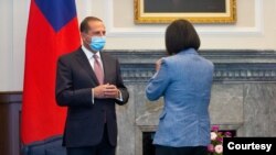 台湾总统蔡英文2020年8月10日在总统府会见到访的美国卫生部长阿扎尔(Alex Azar) （台湾中央社照片）