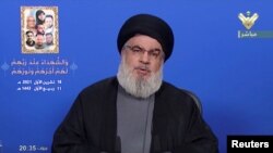 Pemimpin Hezbollah Sayyed Hassan Nasrallah memberikan pidato yang ditayangkan oleh stasiun televisi Al-Manar, Lebanon, pada 18 Oktober 2021. (Foto: Al-Manar TV/Handout via Reuters)