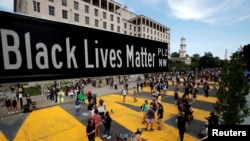 Un letrero de la calle de Black Lives Matter Plaza cerca de la Iglesia Episcopal de San Juan, mientras continúan las protestas contra la muerte bajo custodia policial de George Floyd en Minneapolis, en Washington, EE. UU., 5 de junio de 2020.