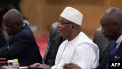 Le président du Mali Ibrahim Boubacar Keita s'entretient avec son homologue chinois lors de leur rencontre bilatérale au Grand Palais du Peuple à Beijing, en Chine, le 31 août 2018. AFP PHOTO / POOL / Roman PILIPEY