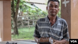 លោក​ យ៉ត​ គៀន​ អាយុ​៥៣ឆ្នាំ ​ជា​កសិករម្នាក់​​ នៅ​ក្នុង​ឃុំ​រំលេច​ ស្រុកស៊ីធរកណ្តាល​ ​ខេត្ត​ព្រៃវែង​។ (ស៊ុន ណារិន​/VOA) 