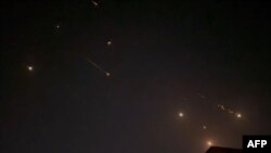 AFPTV-ից ստացված այս տեսանյութը, որն արվել է 2024 թվականի ապրիլի 14-ին, ցույց է տալիս պայթյուններ, որոնք լուսավորում են երկինքը Հեբրոնում՝ պաղեստինյան տարածքներում, Իսրայելի վրա Իրանի հարձակման ժամանակ: