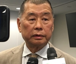 Caption: Jimmy Lai talks to reporters in Washington, July 2019. (Natalie Liu/VOA)