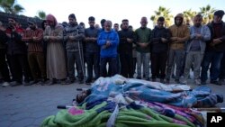 Palestinci se mole pored tela svojih rođaka ubijenih u izraelskom bombardovanju Gaze 