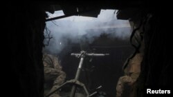 ইউক্রেনের নিয়মিত সৈন্যরা ইউক্রেনের দোনেস্ক অঞ্চলের তোরেতস্কের কাছে একটি ফ্রন্টলাইনে রাশিয়ার সৈন্যদের দিকে একটি মর্টার ছুঁড়ছে, জানুয়ারী ২৮, ২০২৫। (রয়টার্সের মাধ্যমে রেডিও ফ্রি ইউরোপ/রেডিও লিবার্টি)