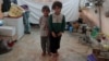 Jumana et Farhan al-Alyawi, des jumeaux syriens de 8 ans déplacés d'Idleb dans une tente au camp d'Atmeh, près de la frontière turque, en Syrie, le 19 juin 2020.
