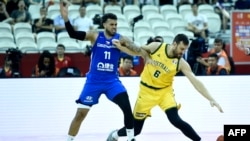 Andrew Bogut (à droite) et Blake Schilb au coude à coude lors d'un match du Mondial entre l'Australie et la République tchèque, en Chine, le 11 septembre 2019.