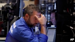 Les courtiers, moroses lundi matin à Wall Street (AP Photo/Richard Drew)