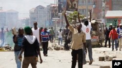 Opposition supporters clash with police in the Jacaranda grounds quarter in Nairobi, Kenya, Nov. 28, 2017.
