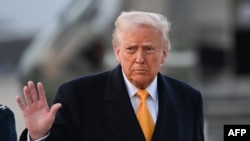 Президент США Дональд Трамп у борта самолета Air Force One на объединенной базе Эндрюс в Мэриленде, 7 марта 2025 года