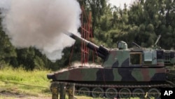 រូបឯកសារ៖ នៅ​ក្នុង​រូបថត​ដែល​ត្រូវ​បាន​ចេញផ្សាយ​ដោយ​ទីភ្នាក់ងារ​សារព័ត៌មាន​យោធា​តៃវ៉ាន់​នេះ​បង្ហាញ​ពី​រថក្រោះ​ចាញ់​គ្រាប់​ក្នុង​ពេល​ធ្វើ​សមយុទ្ធ​យោធា​នៅ​ទីក្រុង Taichung កោះ​តៃវ៉ាន់ កាលពី​ថ្ងៃទី១៦ ខែកញ្ញា ឆ្នាំ២០២១។ (Military News Agency via AP)