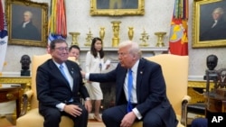 Tổng thống Mỹ Donald Trump gặp Thủ tướng Nhật Bản Shigeru Ishiba tại Phòng Bầu dục, Tòa Bạch Ốc, ngày 7/2/2025. 