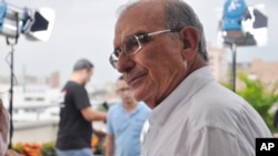 Chief peace negotiator for the Colombian government, Humberto De la Calle, talks to an aide in Barranquilla, Colombia, Sept. 14, 2016.