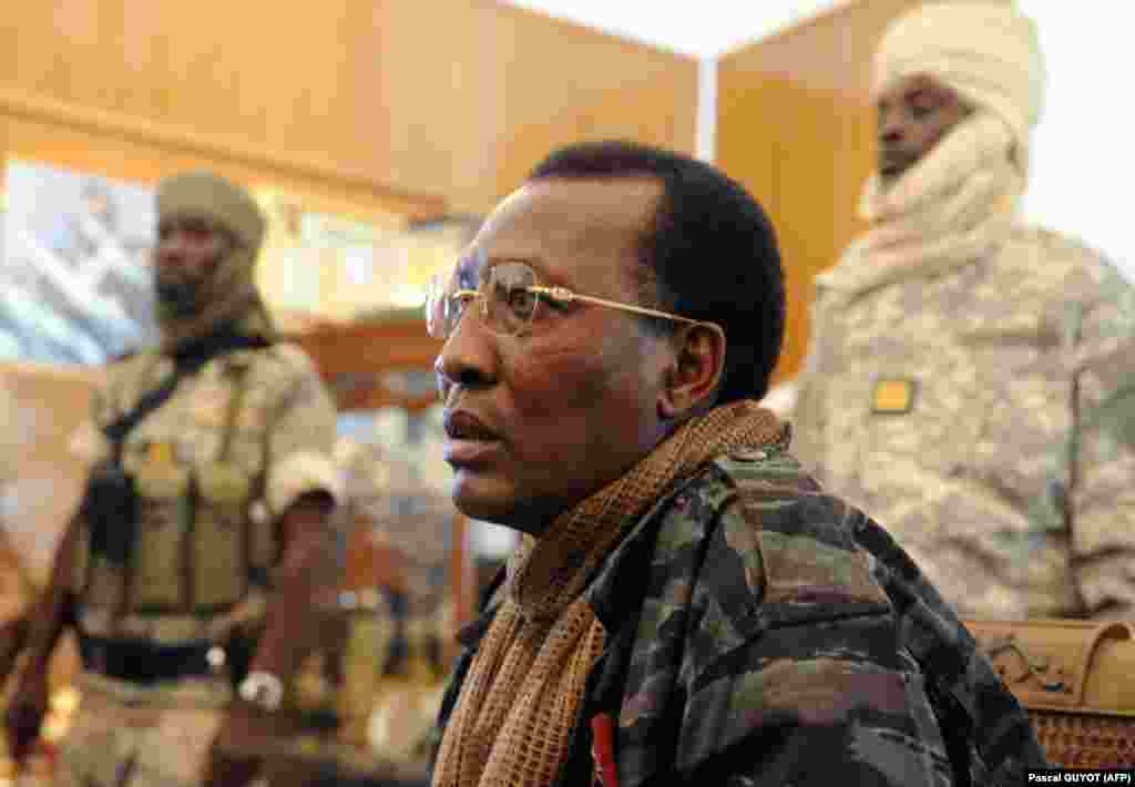 Le 6 février 2008, le président tchadien Idriss Deby Itno donne une conférence de presse après une rencontre avec le ministre français de la Défense, à N'djamena lors d'une visite officielle au Tchad.