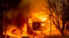 Une maison est en flammes alors que l'incendie de Dixie fait rage à Greenville, en Californie, le 5 août 2021.