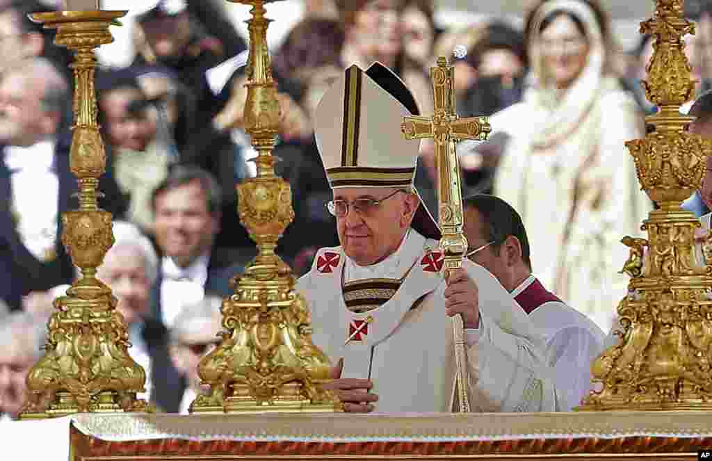 Pope Francis walks past the alter in front of Saint Peter's Basilica following his inaugural mass at the Vatican, March 19, 2013. 