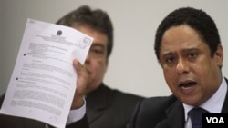 Menteri Olahraga Orlando Silva yang harus mengundurkan diri karena tuduhan korupsi, membela dirinya di hadapan sebuah komisi parlemen Brazil (18/10).