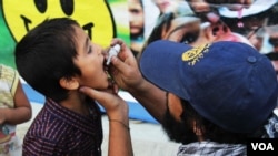 پولیو تداوی ندارد و تنها راه وقایۀ این بیماری انداختن دو قطره واکسین در دهان کودکان زیر سن پنج سال است