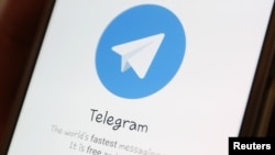 Logo aplikasi perpesanan Telegram tampak di layar ponsel dalam foto ilustrasi ini, 13 April 2018. (Foto: Ilya Naymushin/Reuters)
