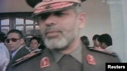 El ministro de Defensa de Irán, Ahmad Vahidi, habla con miembros de los medios de comunicación frente a la sede de la Aviación Militar en Santa Cruz en esta imagen fija tomada de un video producido por Unitel TV el 31 de mayo de 2011.