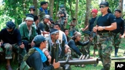 Juru bicara Abu Sayyaf, Abu Sabaya (kanan), bersama anggota kelompok militan itu dalam foto yang tidak bertanggal. Militer Filipina berhasil menangkap seorang pemimpin Abu Sayyaf, yang dituding dibalik sejumlah penculikan, Minggu, 21 Maret 2021.