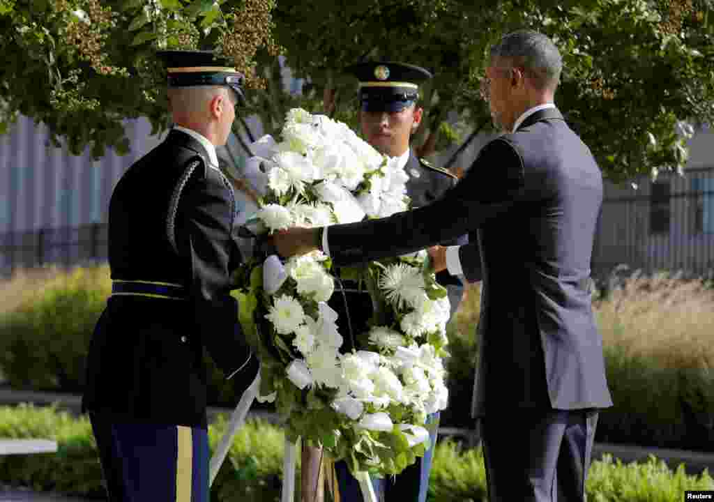 Presiden AS Barack Obama menempatkan karangan bunga dalam upacara peringatan 15 tahun serangan 9/11 di Pentagon, Washington (11/9). (Reuters/Joshua Roberts)
