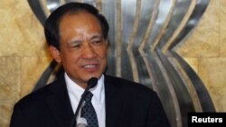Former Vietnam Deputy Foreign Minister Le Luong Minh talks to reporters after a handover ceremony of the secretary-general of the ASEAN in Jakarta, January 9, 2013.