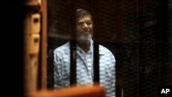 Mantan presiden Mesir, Mohamed Morsi, dalam persidangan di Kairo, April 2014. (AP/Ahmed Omar)