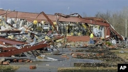 Một trường trung học ở Henryville, Indiana, sau bão lốc, ngày 2 tháng 3, 2012