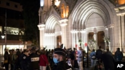 Seorang polisi berjaga di depan gereja Notre Dame di Nice, Perancis, Jumat, 30 Oktober 2020. (Foto: AP)