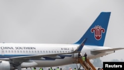 ຄົນ​ຈີນ​ທີ່​ຖືກ​ຈັບ​ຈາກ​ສູນ​ສໍ້​ໂກງ​ຈີນ ຖືກ​ສົ່ງ​ກັບ​ຄືນ​ປະ​ເທດ, ຈັງ​ຫວັດ ຕາກ, ປະ​ເທດ ໄທ, 20 ກຸມ​ພາ 2025.