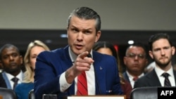 24 січня 2025 року Сенат за участі віцепрезидента Джей Ді Венса затвердив колишнього телеведучого Fox News Піта Геґета на посаді міністра оборони США, попри звинувачення у зловживанні алкоголем, сексуальних домаганнях та інших сумнівах у його кваліфікації очолити Пентагон. (AFP)