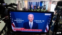 Na televizoru u sobi za brifinge u Beloj kući vidi se prenos govora izabranog predsednika Džoa Bajdena o koronavirusu, 9. novembra 2020. (Foto: AFP)