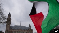 Una bandera palestina ondea frente a la Corte Penal Internacional, en La Haya, Holanda, el 21 de febrero de 2024.
