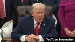 دونالد ترامپ، رئیس جمهوری آمریکا در حال گفت‌وگو با خبرنگاران در اتاق بیضی کاخ سفید - ۲۱ آذر ۱۴۰۴