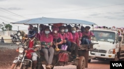 រូបឯកសារ៖ កម្មករ​រោងចក្រ​ធ្វើដំណើរ​​​ទៅ​ធ្វើការ​នៅ​តាម​រោងចក្រ នៅ​ខេត្ត​កំពង់ឆ្នាំង នា​អំឡុងពេល​ជំងឺ​រាតត្បាត​កូវីដ​១៩។