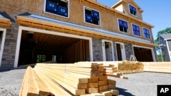 Du bois empilé sur un chantier de construction de logements à Middleton dans le Massachusetts, le 24 juin 2021.