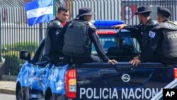 Une camionnette de la police nationale du Nicaragua patrouille dans le centre-ville de Managua, le 24 août 2019.