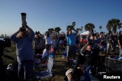 اسپیس ایکس کے اسٹارشپ کی لانچنگ دیکھنے کے لیے لانچنگ اسٹیشن کے قریب براؤن ول می لوگوں کی بڑی تعداد جمع ہے۔ 19 نومبر 2024