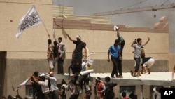 Một người biểu tình Yemen phất cờ trắng với hàng chữ "Không có Thiên Chúa, nhưng có Allah, và Mohammed là vị Tiên tri" phía trước Đại sứ quán Hoa Kỳ tại Sanaa, ngày 13/9/2012