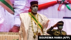 Le président nigérien Mohamed Bazoum (à gauche) est photographié lors de son investiture au Centre international de conférences de Niamey le 2 avril 2021. (Photo de BOUREIMA HAMA / AFP)